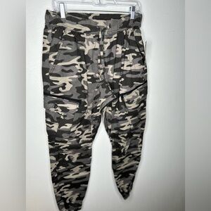 Men camo jogger pants never worn